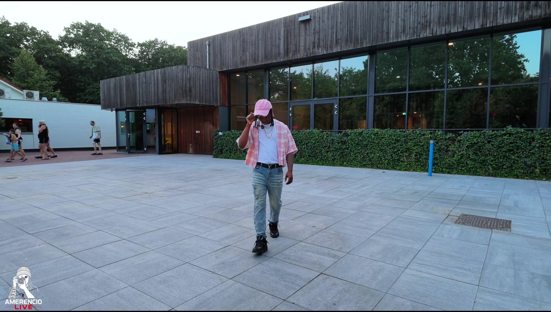 Uitvaartzaal met paarse sfeerverlichting